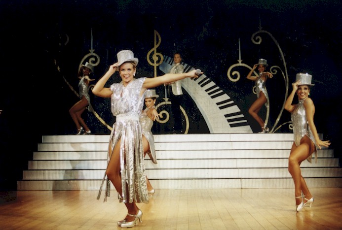 Nathalie en meneuse de revue. ( Nathalie Pque)